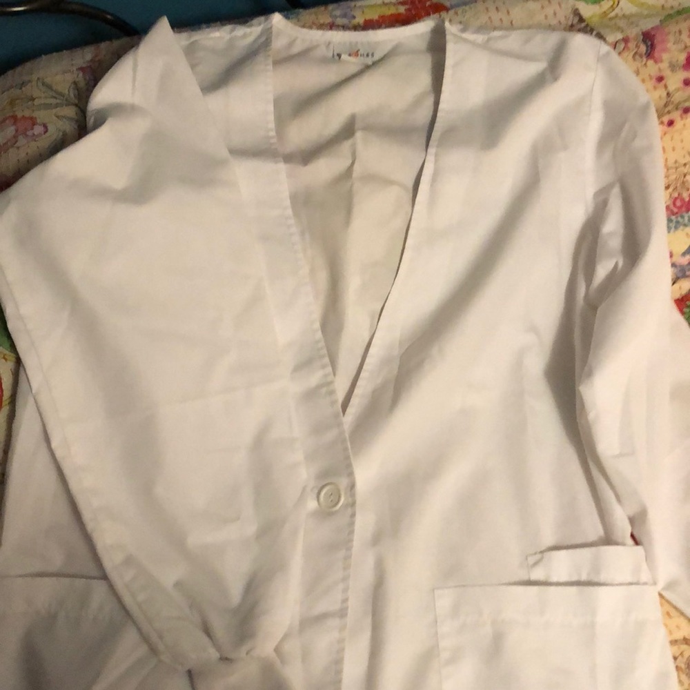 Peaches scrub jacket in white